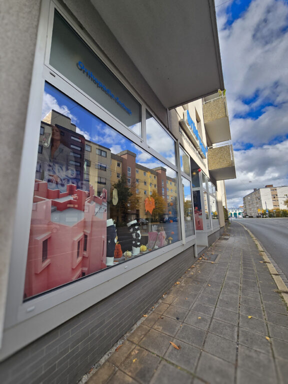 Filiale Orthopoint Mögeldorferstraße von außen auf Sicht auf das Schaufenster herbstlich mit Laub auf dem Boden