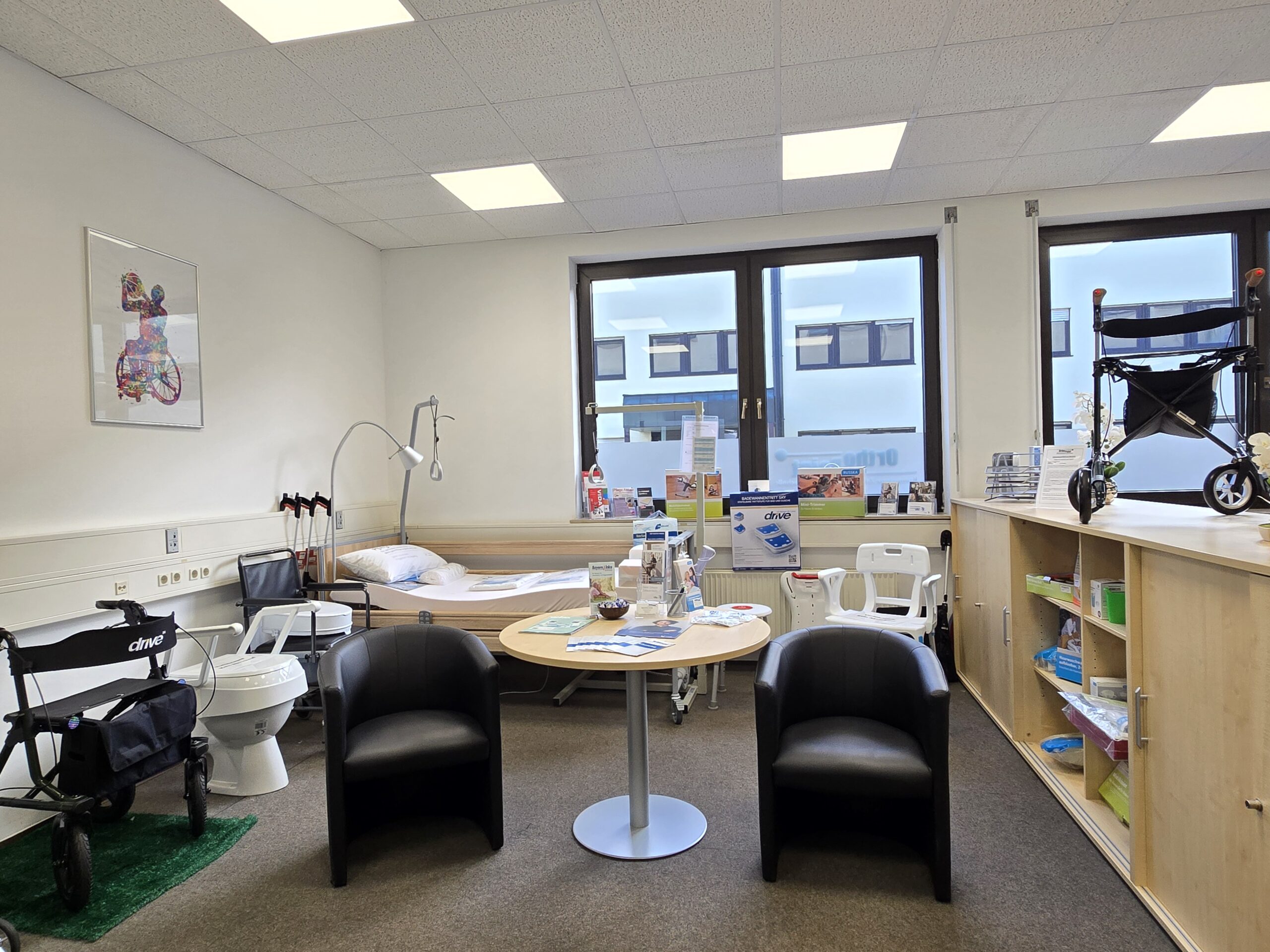 Showroom Rehatechnik Wetterkreuz mit Pflegebett und Sitzmöglichkeiten udn Infomaterial