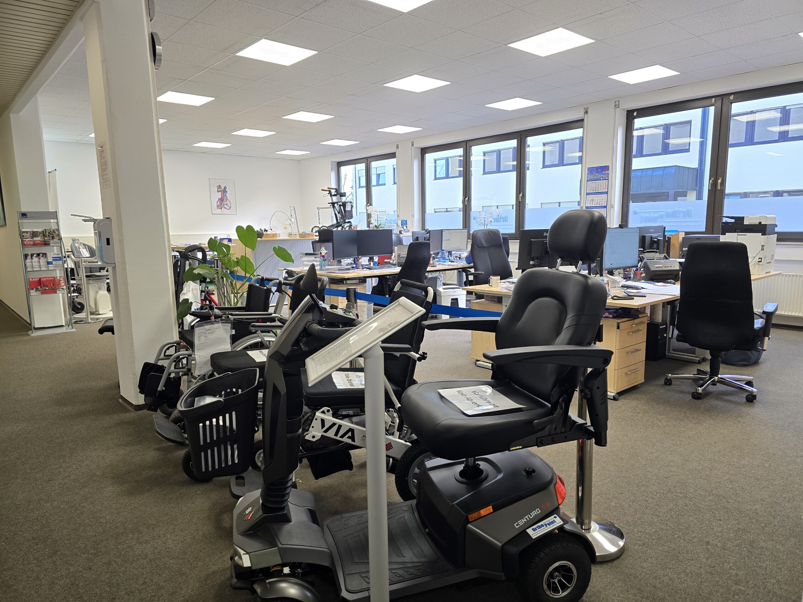 Filiale Wetterkreuz Erlangen mit verschiedenen Rollstühlen in der Reha Ausstellung