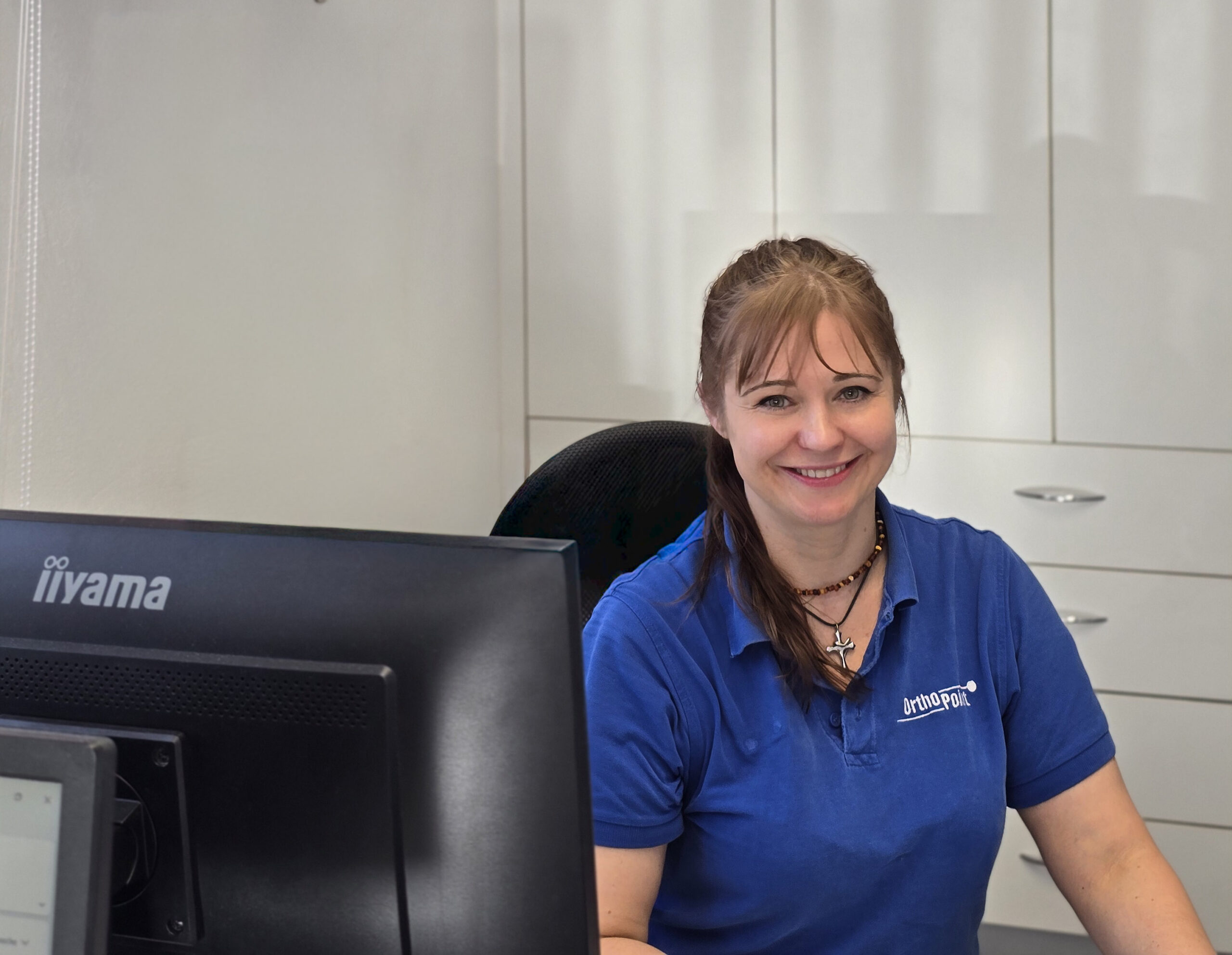 Sanitätshausfachverkäuferin sitzt in einem Ladengeschäft