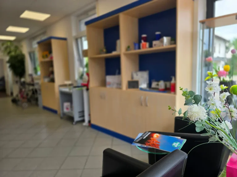 OrthoPoint Eckental Wartebereich mit Sesseln