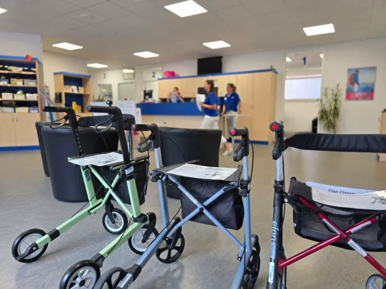 Rolllatoren im Eingangsbereich OrthoPoint Forchheim