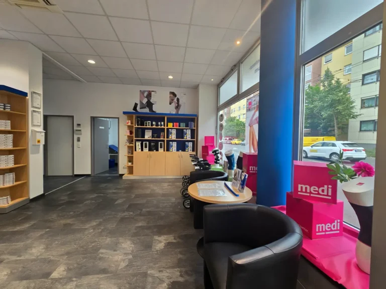 OrthoPoint Nürnberg zwei Türen führen zu Behandlungszimmer