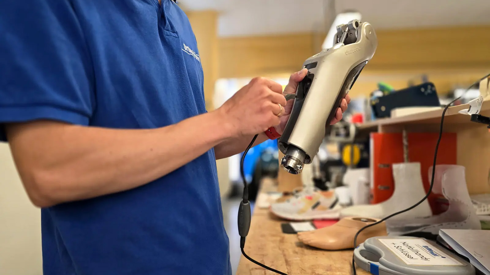 Orthopädietechniker schließt ein elektronisches Kniegelenk an