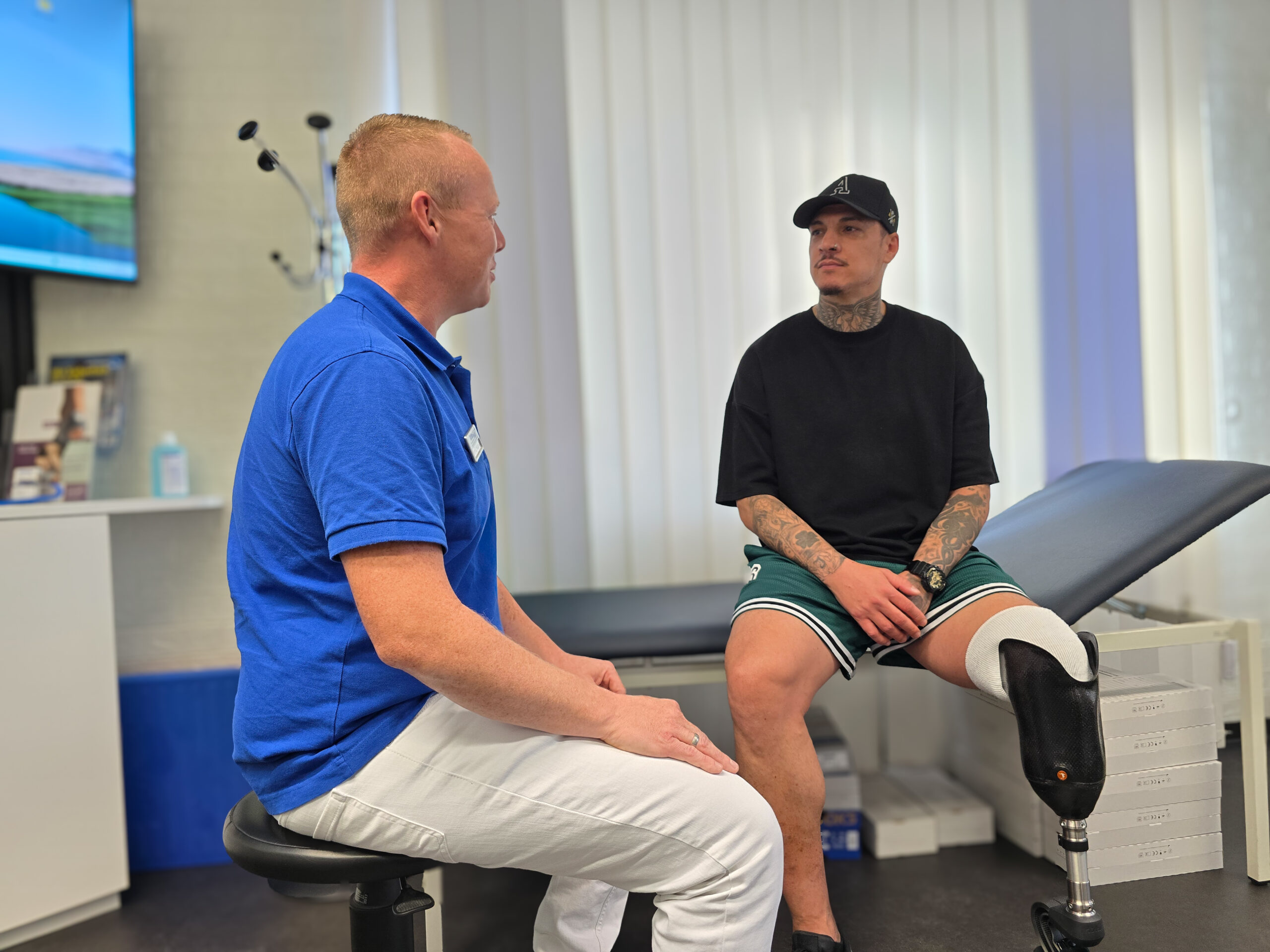 Beratungsgespräch zwischen Patient und Orthopädietechniker über Prothesenversorgung im Sanitätshaus Orthopoint.