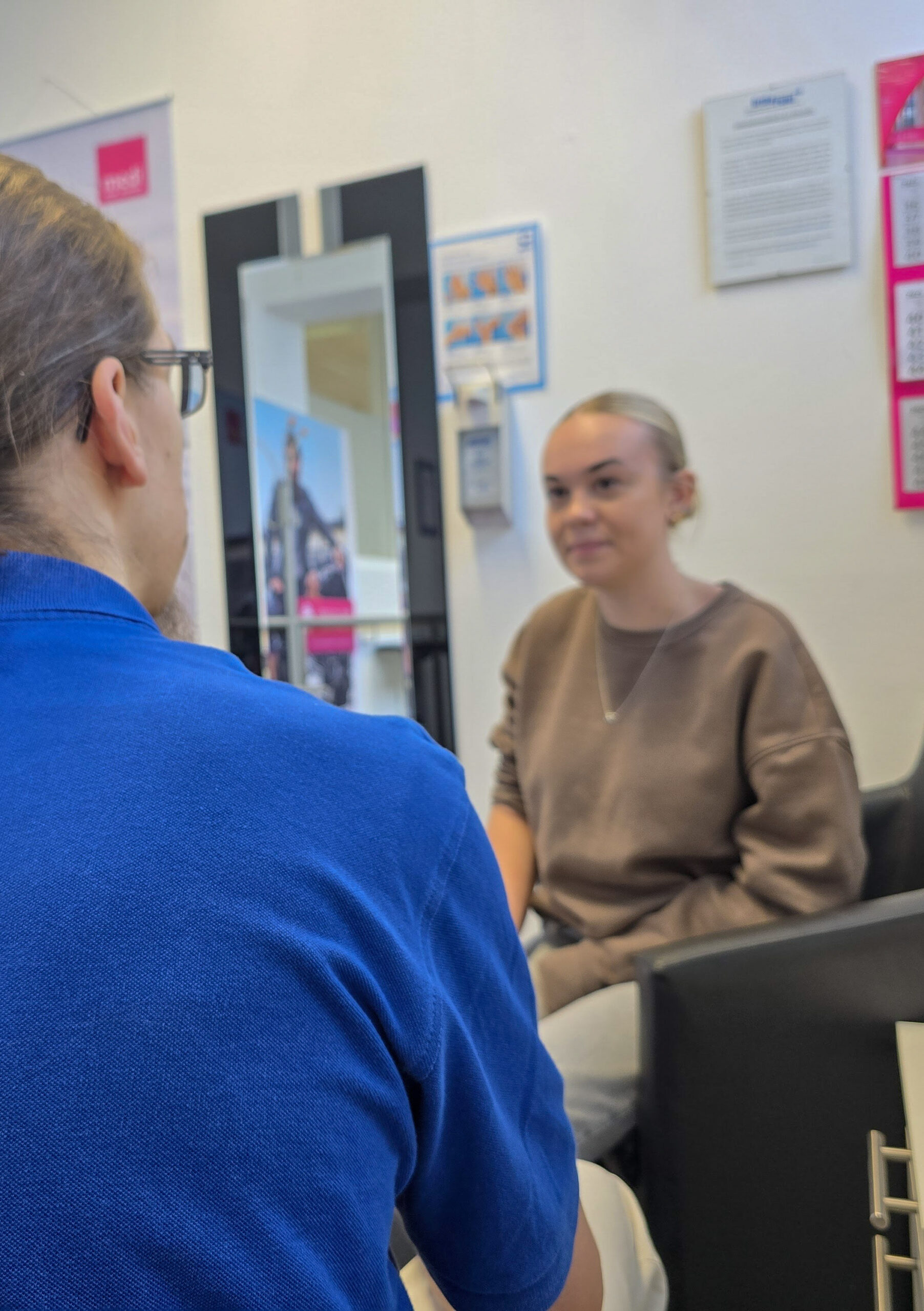 Fachverkäufer im Sanitätshaus in einem Beratungsgespräch