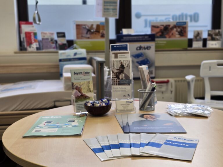 Tisch mit verschiedenen Broschüren und Infoflyern