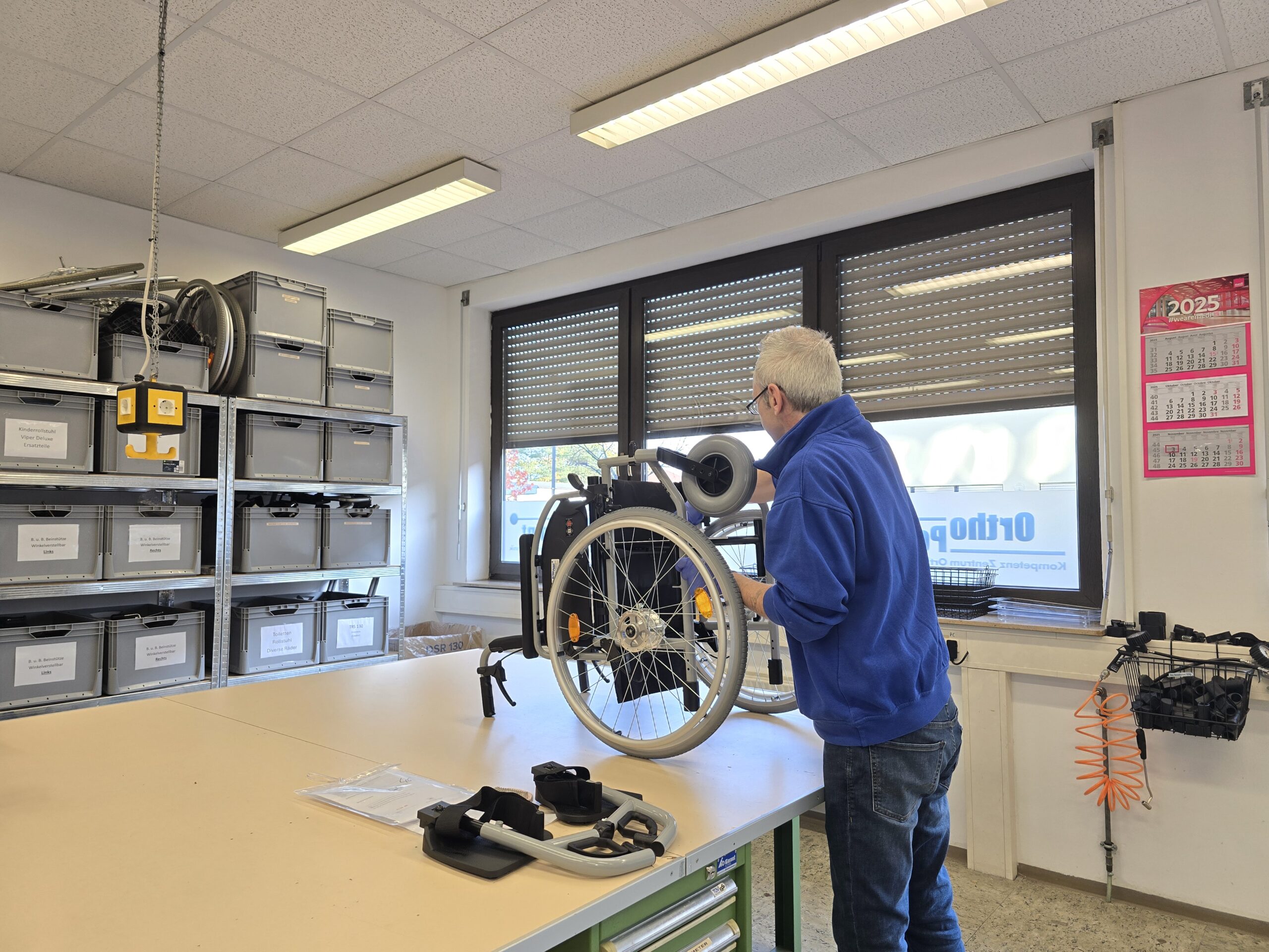 Orthopädietechniker arbeitet in der Werkstatt an einem Rollstuhl in der Rehatechnik im Wetterkreuz