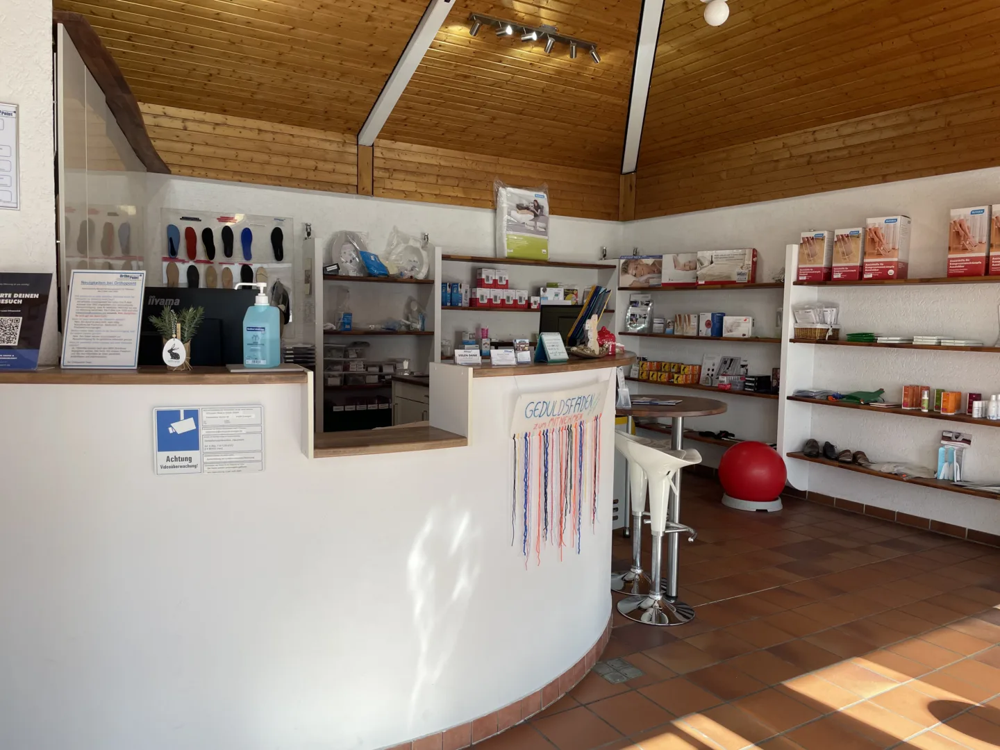 Sanitätshaus OrthoPoint Filiale Erlangen Drausnickstraße von Innen, mit Ladentheke und ausgestellten Produkten zum Freiverkauf