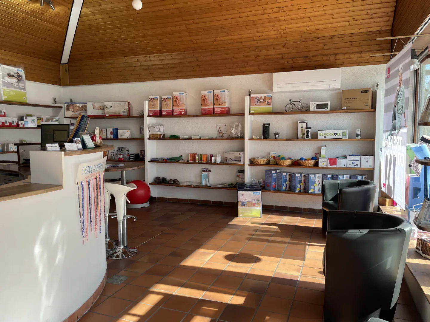 Sanitätshaus OrthoPoint Filiale Erlangen Drausnickstraße von Innen, mit Ladentheke und ausgestellten Produkten zum Freiverkauf