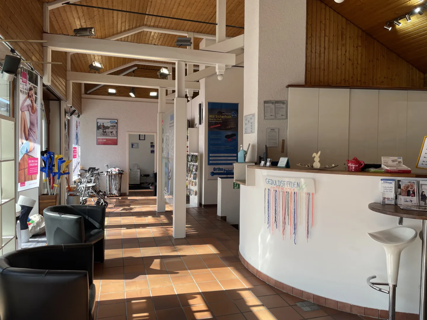 Sanitätshaus OrthoPoint Filiale Erlangen Drausnickstraße von Innen, mit Ladentheke und ausgestellten Produkten zum Freiverkauf