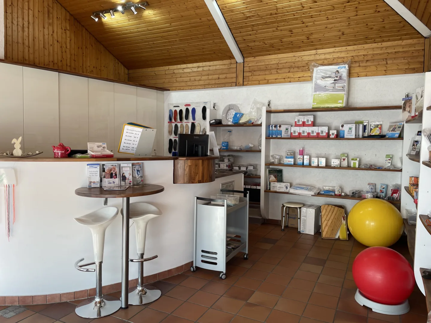 Sanitätshaus OrthoPoint Filiale Erlangen Drausnickstraße von Innen, mit Ladentheke und ausgestellten Produkten zum Freiverkauf