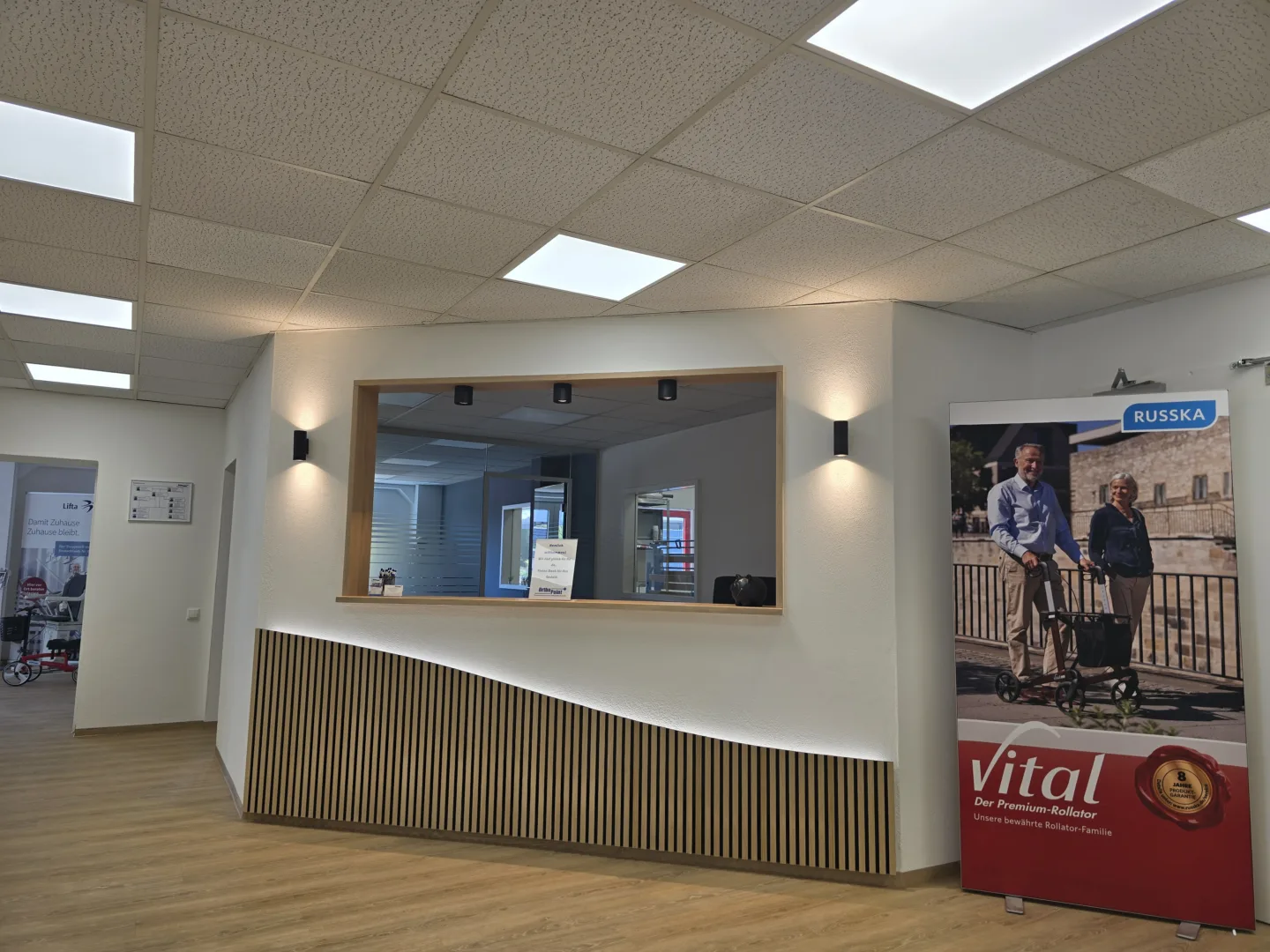 Empfang OrthoPoint Filiale Erlangen Sonnenstraße mit schöner Beleuchtung