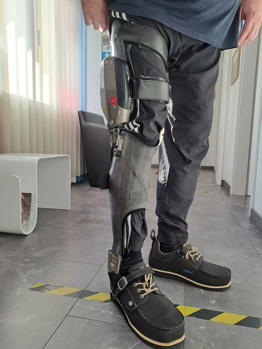 Bild von den Beinen eines Mannes mit einer Ganzbeinorthese.