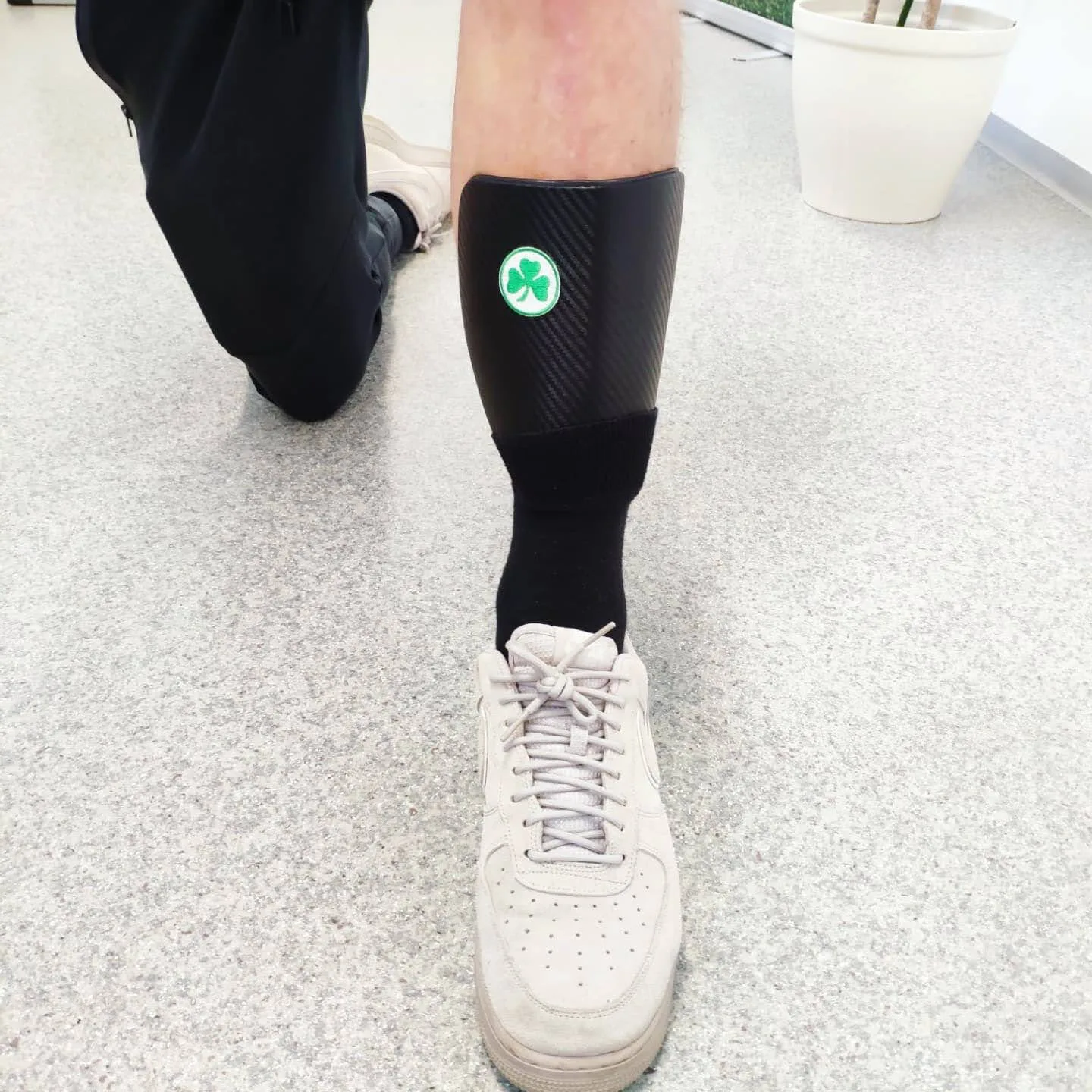 Schienbeinschoner mit Kleeblatt Logo der Spvgg Greuther Fürth.